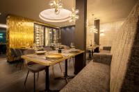 ein Esszimmer mit Tischen und Stühlen und einem Kronleuchter in der Unterkunft Hotel Villa Hirzel in Schwäbisch Gmünd