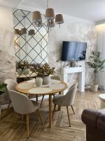 Telewizja i/lub zestaw kina domowego w obiekcie Family & Business Sauna Apartments Plac Wolności CENTRUM Downtow, - Piękny Apartament - 5 Bedroom with Private Sauna, Bath with Hydromassage, Parking, Catering Options