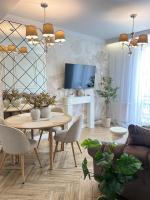 Telewizja i/lub zestaw kina domowego w obiekcie Family & Business Sauna Apartments Plac Wolności CENTRUM Downtow, - Piękny Apartament - 5 Bedroom with Private Sauna, Bath with Hydromassage, Parking, Catering Options