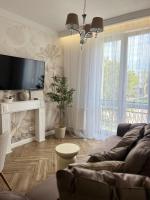 Telewizja i/lub zestaw kina domowego w obiekcie Family & Business Sauna Apartments Plac Wolności CENTRUM Downtow, - Piękny Apartament - 5 Bedroom with Private Sauna, Bath with Hydromassage, Parking, Catering Options