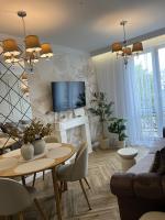 Telewizja i/lub zestaw kina domowego w obiekcie Family & Business Sauna Apartments Plac Wolności CENTRUM Downtow, - Piękny Apartament - 5 Bedroom with Private Sauna, Bath with Hydromassage, Parking, Catering Options