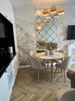 Telewizja i/lub zestaw kina domowego w obiekcie Family & Business Sauna Apartments Plac Wolności CENTRUM Downtow, - Piękny Apartament - 5 Bedroom with Private Sauna, Bath with Hydromassage, Parking, Catering Options