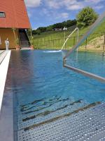The swimming pool at or close to Weingut-Gästezimmer UHL