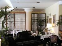 uma mesa com um piano em uma sala com plantas em Villa Cavour em Bottanuco