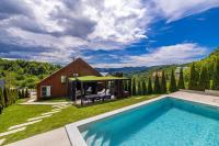 Bazén v ubytovaní Zerm Holiday House with pool, jacuzzi & sauna - Gorski kotar alebo v jeho blízkosti