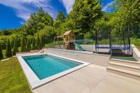 Bazén v ubytovaní Zerm Holiday House with pool, jacuzzi & sauna - Gorski kotar alebo v jeho blízkosti