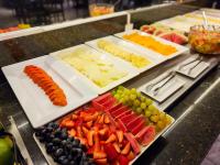 un buffet con muchas frutas y hortalizas diferentes en los platos en Flat Beira Mar em Boa Viagem - Belíssima vista para o MAR, en Recife