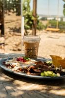un plato de comida en una mesa con una bebida en Hotel Coyote, en San Miguel de Allende
