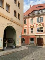 un gruppo di edifici su una strada di ciottoli di Stadtpalais Domblick-Suite 4 Zimmer mit Balkon maximal 6 Personen a Bautzen