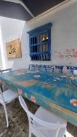 Una mesa en una habitación con una ventana azul. en Romeral Club Campestre, en La Estrella