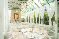 Un comedor con mesas y sillas blancas. en Parc Borough City Resort, en Chiang Mai