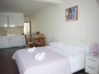 Posteľ alebo postele v izbe v ubytovaní APARTMENTS KING 2
