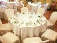 een grote witte tafel met witte stoelen en tafels met witte tafelkleden bij Albergo Conca D'Oro in Foggia