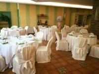 een kamer met tafels en stoelen en witte tafelkleden bij Albergo Conca D'Oro in Foggia