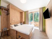 Telewizja i/lub zestaw kina domowego w obiekcie Luxury Chalet in Saalbach-Hinterglemm with Sauna