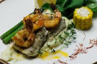 デムレにあるKekova Garden Villageのエビとマッシュポテトとコーンが添えられた料理