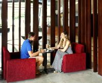 um homem e uma mulher sentados em cadeiras à mesa em Watermark Hotel & Spa Bali em Jimbaran