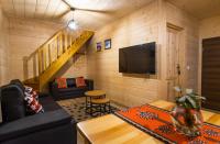 Televízia a/alebo spoločenská miestnosť v ubytovaní Willa Mała Łąka Jacuzzi & Sauna