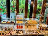 um bufê de diferentes tipos de comida em uma mesa em Le Naview @Prasingh em Chiang Mai