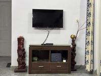 Srishti Homestayにあるテレビまたはエンターテインメントセンター