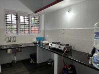 Srishti Homestayにあるキッチンまたは簡易キッチン