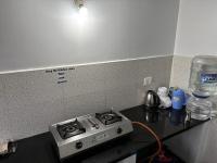 Srishti Homestayにあるキッチンまたは簡易キッチン