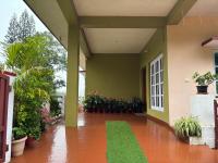 Srishti Homestayにある庭