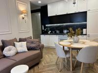 Kuchnia lub aneks kuchenny w obiekcie Family & Business Sauna Apartments Plac Wolności CENTRUM Downtow, - Piękny Apartament - 5 Bedroom with Private Sauna, Bath with Hydromassage, Parking, Catering Options