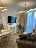 Telewizja i/lub zestaw kina domowego w obiekcie Family & Business Sauna Apartments Plac Wolności CENTRUM Downtow, - Piękny Apartament - 5 Bedroom with Private Sauna, Bath with Hydromassage, Parking, Catering Options