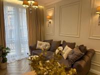 Część wypoczynkowa w obiekcie Family & Business Sauna Apartments Plac Wolności CENTRUM Downtow, - Piękny Apartament - 5 Bedroom with Private Sauna, Bath with Hydromassage, Parking, Catering Options