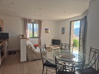 Telewizja i/lub zestaw kina domowego w obiekcie Charmant petit logement à 3 kms de la plage