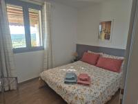 Łóżko lub łóżka w pokoju w obiekcie Charmant petit logement à 3 kms de la plage