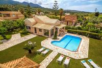 Bazén v ubytování Villa Almyros by Villa Plus nebo v jeho okolí
