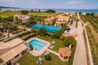 Bazén v ubytování Villa Almyros by Villa Plus nebo v jeho okolí