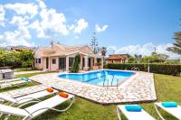 Bazén v ubytování Villa Almyros by Villa Plus nebo v jeho okolí