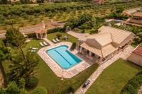 Bazén v ubytování Villa Almyros by Villa Plus nebo v jeho okolí