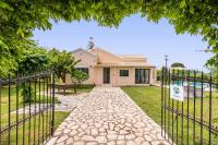 Bazén v ubytování Villa Almyros by Villa Plus nebo v jeho okolí