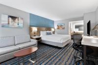 ein Hotelzimmer mit einem Bett, einem Sofa und einem Schreibtisch in der Unterkunft Best Western San Diego&#47;Miramar Hotel in Miramar