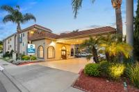 ein Hotel mit Palmen vor einem Gebäude in der Unterkunft Best Western San Diego&#47;Miramar Hotel in Miramar