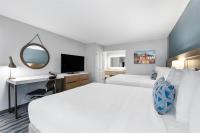 ein Hotelzimmer mit zwei Betten und einem Schreibtisch in der Unterkunft Best Western San Diego&#47;Miramar Hotel in Miramar