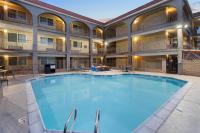 ein großer Pool im Innenhof eines Hotels in der Unterkunft Best Western San Diego&#47;Miramar Hotel in Miramar