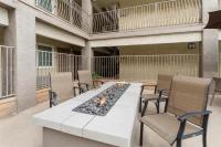 eine Terrasse mit einem Tisch mit Stühlen und einem Kamin in der Unterkunft Best Western San Diego&#47;Miramar Hotel in Miramar