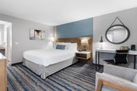 Ein Bett oder Betten in einem Zimmer der Unterkunft Best Western San Diego&#47;Miramar Hotel