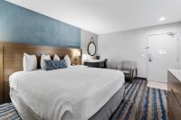 Ein Bett oder Betten in einem Zimmer der Unterkunft Best Western San Diego&#47;Miramar Hotel