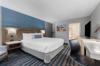 Ein Bett oder Betten in einem Zimmer der Unterkunft Best Western San Diego&#47;Miramar Hotel