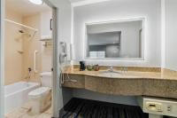 Ein Badezimmer in der Unterkunft Best Western San Diego&#47;Miramar Hotel