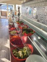 een buffet met veel borden eten bij Yağcı Hotel Erdek in Erdek