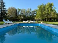 Basen w obiekcie Appartement familial au bord de la Marne, jardin tropical , piscine, tennis, terrasse, parking gratuit proche Disneyland lub w pobliżu