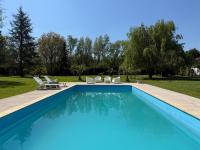 Basen w obiekcie Appartement familial au bord de la Marne, jardin tropical , piscine, tennis, terrasse, parking gratuit proche Disneyland lub w pobliżu