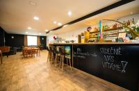 Lounge nebo bar v ubytování Penzion a Restaurace u Sousedů